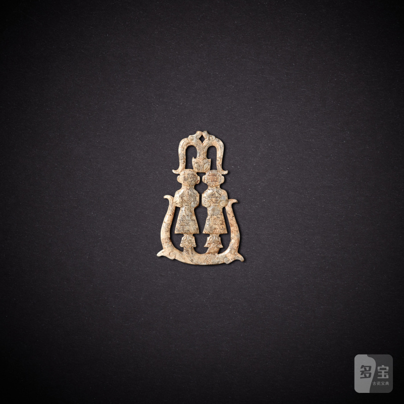 A pale celadon jade 'dragon and human' pendant, Eastern Zhou dynasty, Warring States period | 東周戰國 青白玉人龍紋珮 - 图2